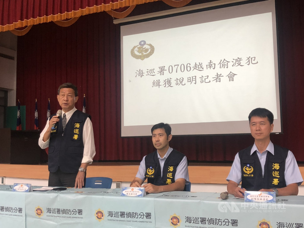海巡署偵防分署6日深夜在屏東外海查獲30名越南籍偷渡客,8日在海巡署中部分署召開記者會,由偵防分署副分署長黃世賢(左)說明案情。中央社記者趙麗妍攝 109年7月8日