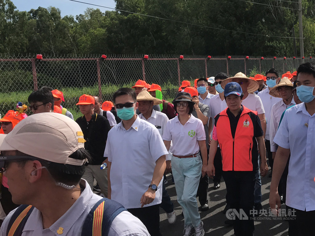 苗栗縣通霄鎮白沙屯拱天宮媽祖徒步進香,鑾轎8日上午抵達北港鎮,副總統賴清德(前右2)加入進香隊伍,隨著鑾轎步行到北港分局北辰派出所。中央社記者姜宜菁攝 109年7月8日