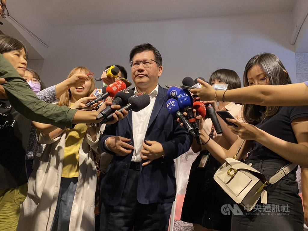 國道5號端午連假塞爆,交通部長林佳龍(中)8日出席東海岸大地藝術節時受訪表示,高速公路局已委託中華民國運輸學會召集專家學者進行座談,就國道交通疏導措施進行檢討,一週後會有建議報告。中央社記者余曉涵攝 109年7月8日