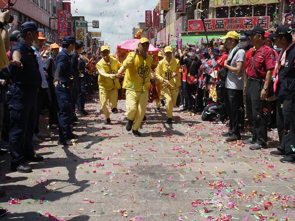 苗栗縣通霄鎮白沙屯拱天宮媽祖徒步進香,鑾轎8日上午依循古禮「三進三出」衝刺進廟,晚間駐駕北港朝天宮。中央社記者姜宜菁攝 109年7月8日