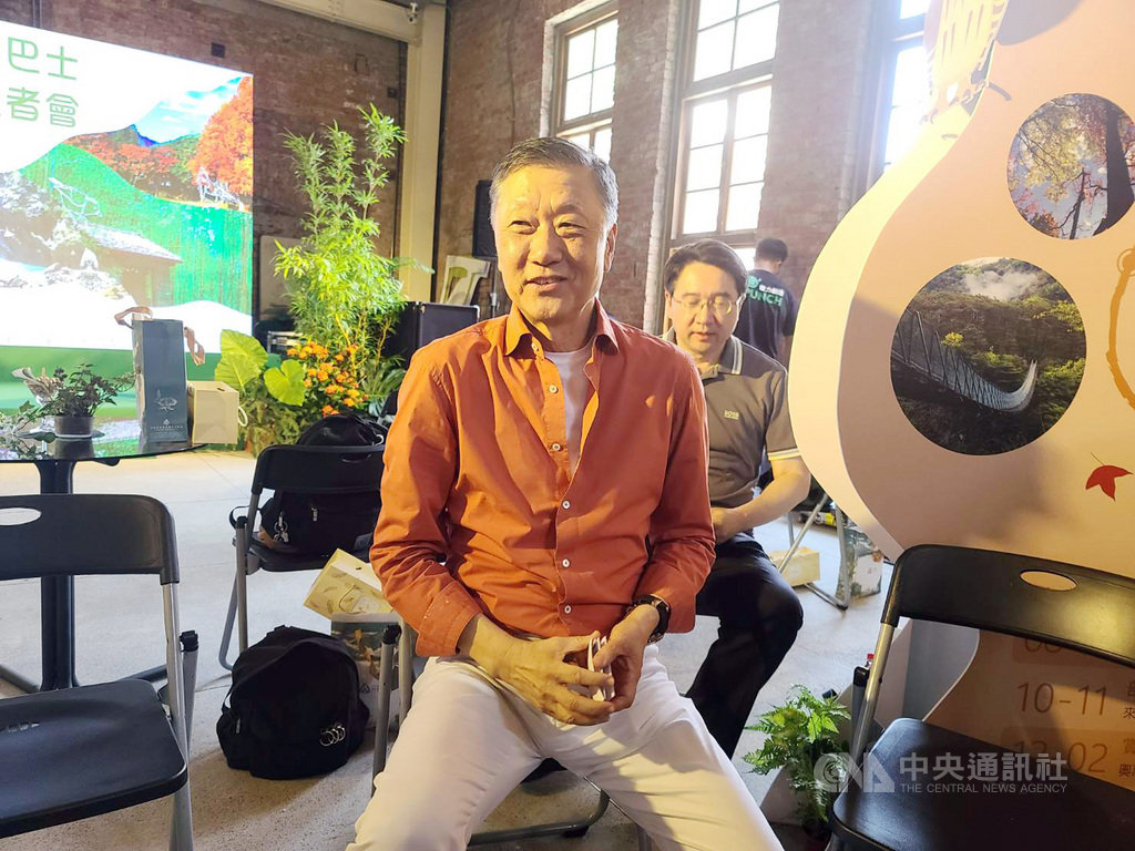 雄獅旅行社董事長王文傑穿著一襲亮橘色襯衫配白長褲現身記者會,他說,受惠國旅布局發酵,未來雄獅營收逐月翻身,明年獎勵旅遊會全面啟動。中央社記者江明晏攝 109年7月8日