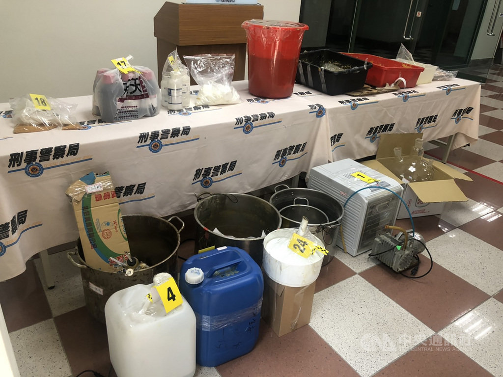 刑事警察局偵查第六大隊8日宣布破獲以合法化學原料合成毒品硝西泮的製毒工廠,查獲成品、半成品及原料、製毒工具等,警方訊後將梁男等人依法移送,經檢察官聲請羈押獲准。中央社記者趙麗妍攝 109年7月8日