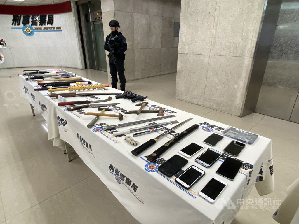 警政署日前主動出擊,實施「全國同步掃黑行動專案」,鎖定犯罪幫派為主體,結合掃蕩「地下錢莊」專案,進行全國大規模專案檢肅、臨檢、掃蕩,查扣多項手機、球棒、刀械及各式武器等贓證物,8日在記者會中展示部分查緝成果。中央社記者黃麗芸攝 109年7月8日