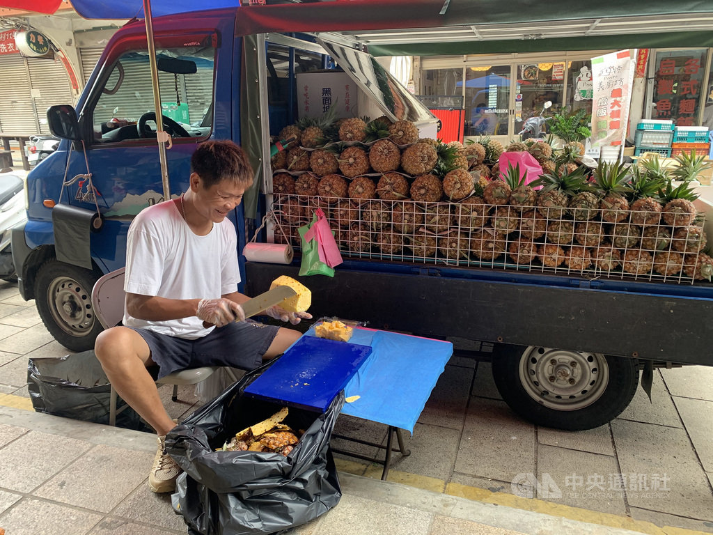 台灣鳳梨果農沈立盛有機農法種植鳳梨2年，一直以來都是自產自銷；他曾在馬祖當兵，知道馬祖水果稀少，為了與馬祖當地人分享這份酸甜美味，特地親運鳳梨到馬祖，邊旅行邊賣鳳梨。中央社記者邱筠攝　109年7月8日