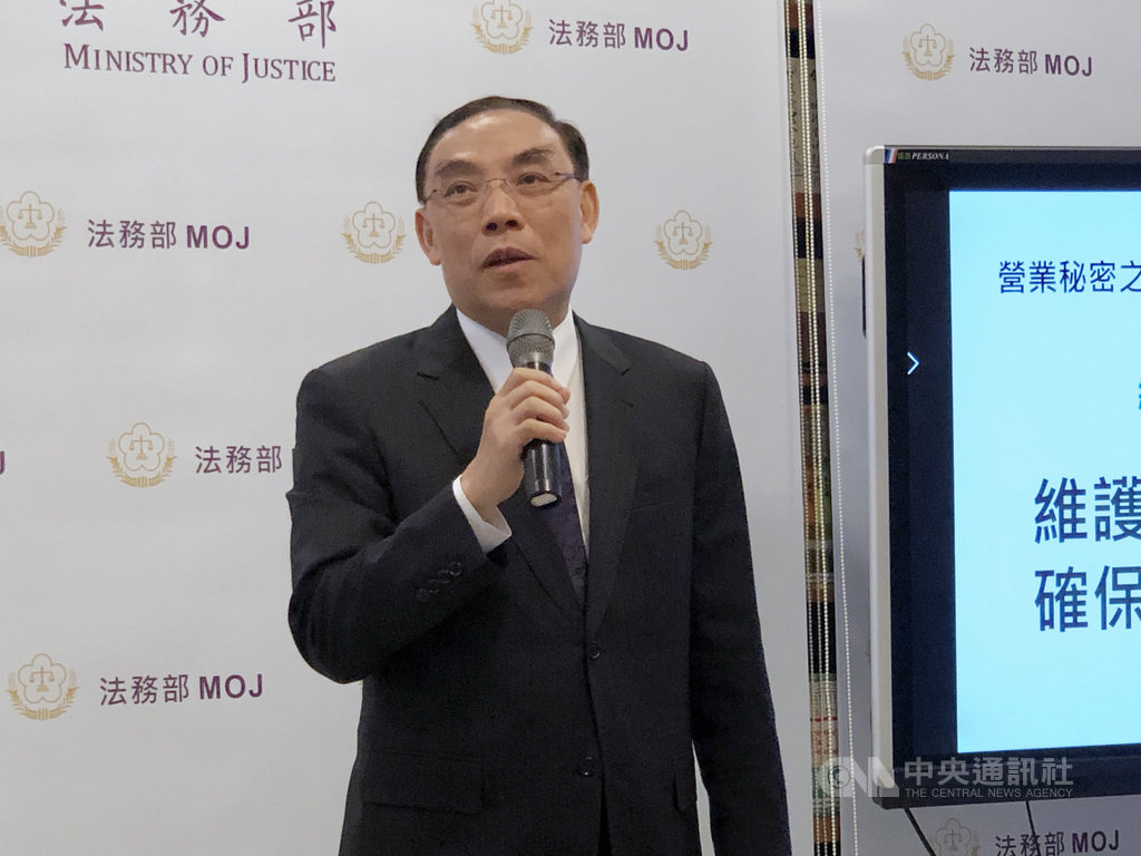 法務部8日下午與媒體記者茶敘,部長蔡清祥(圖)表示,總統蔡英文曾說最重要國安工作之一為營業秘密保護,10日起將派檢察官等人在竹科辦理座談會,目的在於強化保護營業秘密以及制度精進,後續中科及南科也會辦理。中央社記者劉世怡攝 109年7月8日