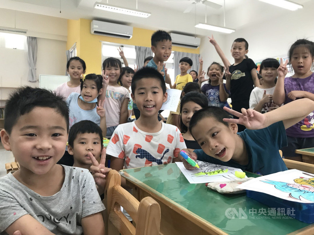 金門縣政府教育處8日表示,金門縣24所國中小學教室10年來已陸續完成冷氣安裝,已達到「班班有冷氣」目標。圖為金湖國小教室。(金湖國小提供)中央社記者黃慧敏傳真 109年7月8日
