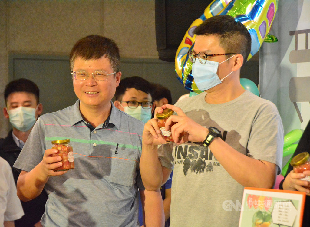 新北市政府推出「社區小旅行.齊心拚經濟」活動,8日舉行記者會,觀旅局長張其強(右)與瑞芳區長施玉祥(前左)等人會中介紹社區所產的有機食材。中央社記者黃旭昇新北市攝 109年7月8日