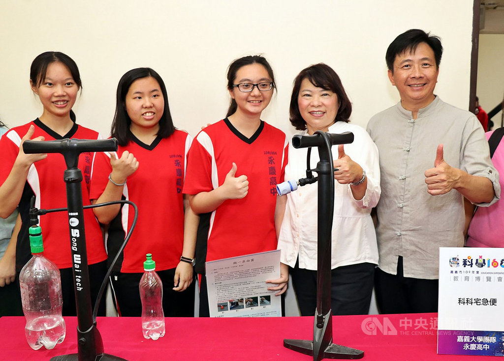嘉義市「科學168教育博覽會」將於16日登場,今年主題是讓大家從日常生活中的香氣尋找科學奧秘,8日舉辦記者會,市長黃敏惠(右2)與展演學校攤位合影。中央社記者黃國芳攝 109年7月8日