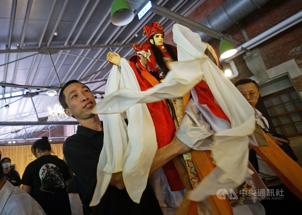 「夏至藝術節」由雲林縣、嘉義縣、嘉義市以及台南新營等4個文化中心,共同組成「雲嘉嘉營劇場連線」所策辦,7月4日登場,將一路舉辦至9月初。主辦單位8日在國立台灣博物館南門園區舉辦記者會,邀請三昧堂創意木偶劇團到場表演宣傳。中央社記者裴禛攝 109年7月8日
