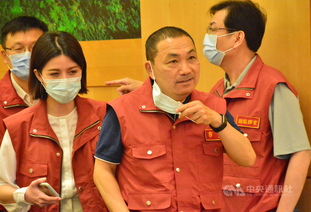 新北市長侯友宜(右2)8日表示,將與台北市政府協商微笑單車的系統轉換,騎乘民眾的權益絕不受影響。中央社記者黃旭昇新北攝 109年7月8日