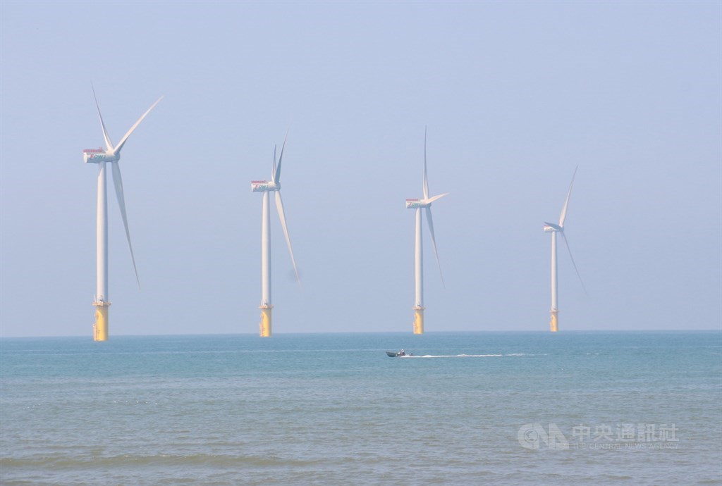 沃旭能源與台積電正式簽署企業購售電契約,將承購沃旭旗下裝置容量共920MW離岸風場所有發電量,合約為期20年。圖為由沃旭能源、JERA、麥格理綠投資集團及上緯投控共同開發的海洋風電離岸風場。(中央社檔案照片)