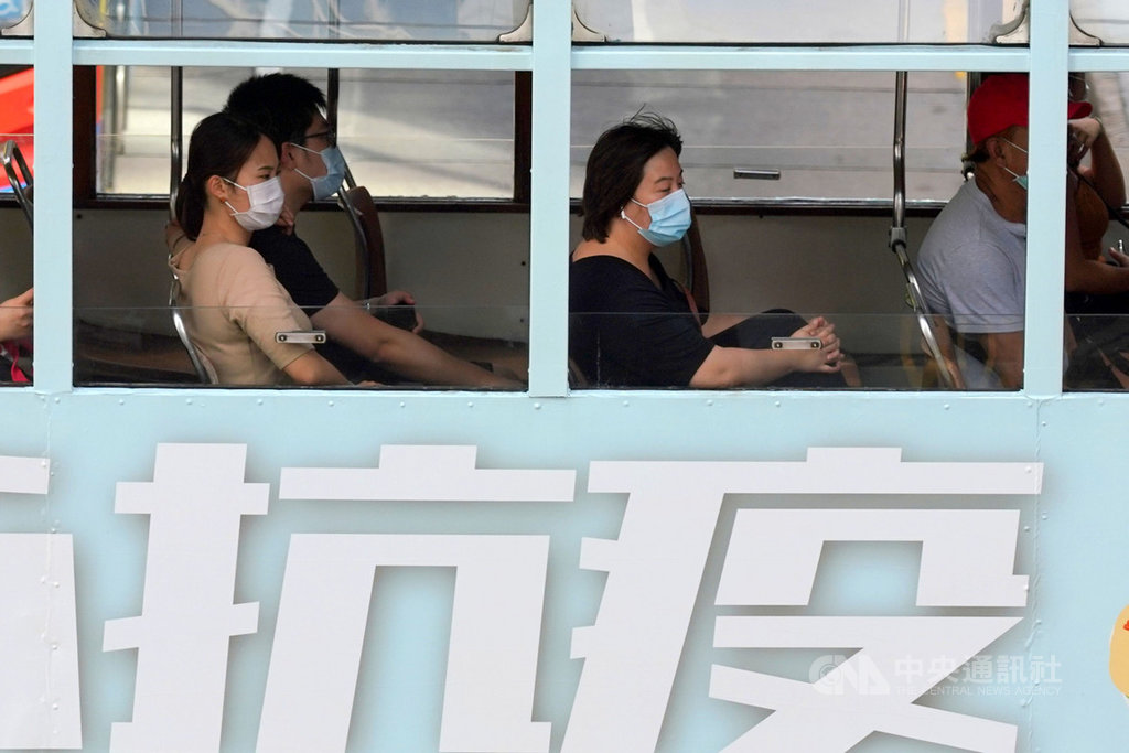 香港近日爆發2019冠狀病毒疾病多點群聚感染疫情,涉及養老院、餐廳與學校。港府官員8日表示,政府正朝收緊方向檢視「限聚令」等防疫措施。(中通社提供)中央社 109年7月8日