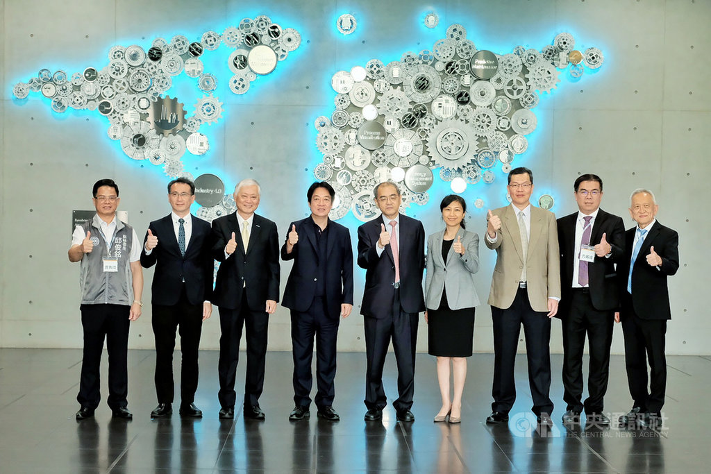 副總統賴清德(左4)8日參訪研華物聯網園區時表示,這是他擔任副總統後,展開物聯網學習之旅的首站,不管是智慧建築、智慧城市、智慧物流、智慧醫療,甚至智慧製造的戰情中心,都遠超過他的想像。中央社記者吳睿騏桃園攝 109年7月8日