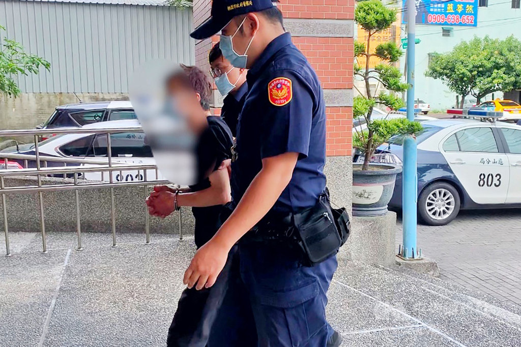 桃園市龜山區林姓男子懷疑妻子外遇,7日雙方發生口角,林男對妻子拳打腳踢,拿木棍痛毆頭部,妻子送醫急救仍宣告不治,警方依殺人罪將林男移送。(桃園市警局龜山分局提供)中央社記者吳睿騏桃園傳真 109年7月8日