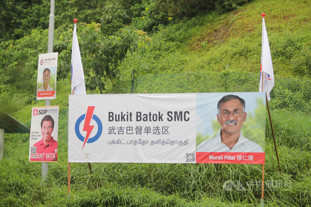 新加坡大選倒數計時,圖為角逐武吉巴督單選區的執政黨人民行動黨候選人穆仁理與反對黨新加坡民主黨黨魁徐順全的競選看板。中央社記者黃自強新加坡攝 109年7月8日