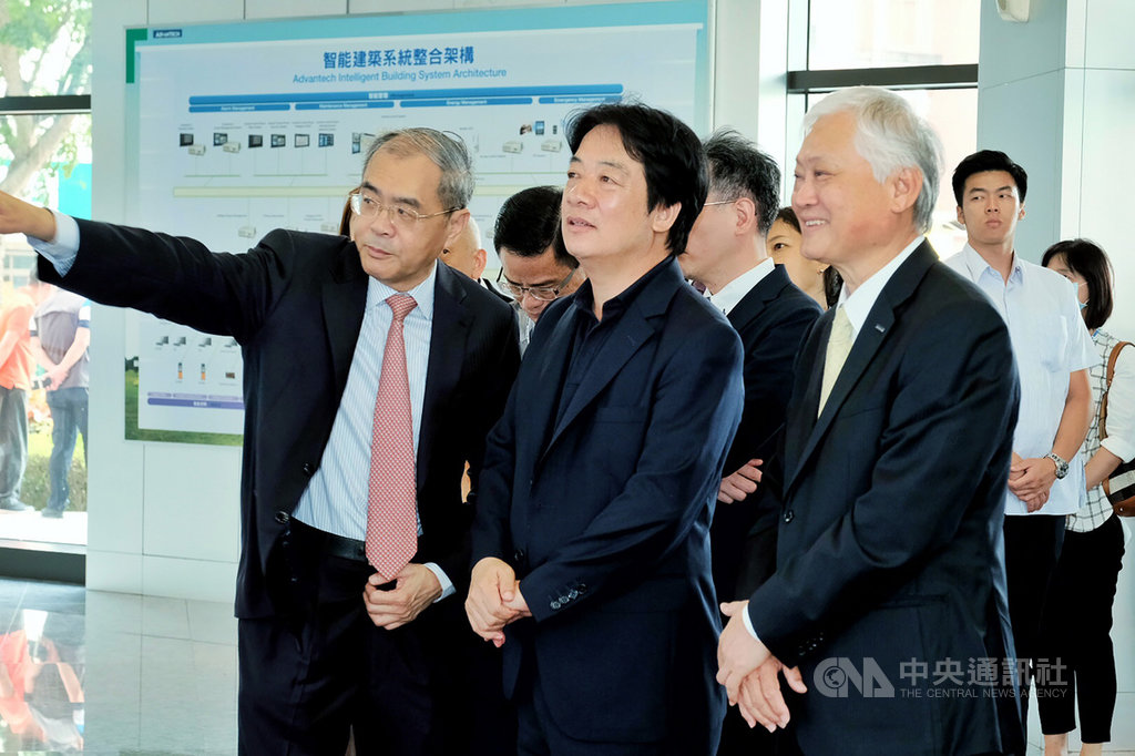 副總統賴清德(前中)8日參訪研華公司時指出,他自詡是政府與產業界或社會的橋梁,地方、中央資歷完整的他,也能用政府的角度去看社會需求;對於研華提出的相關建議,他將邀請立委、地方政府及相關部會「喝咖啡」,討論出具體做法的輪廓。中央社記者吳睿騏桃園攝 109年7月8日