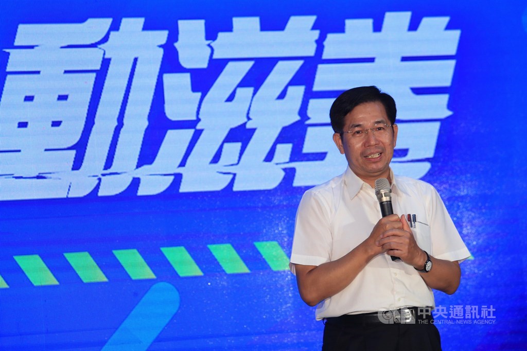 教育部體育署8日在台北舉行「動滋券」說明記者會,教育部長潘文忠宣布將發放400萬份、每份價值新台幣500元的動滋券,以振興國內運動產業發展。中央社記者吳家昇攝 109年7月8日