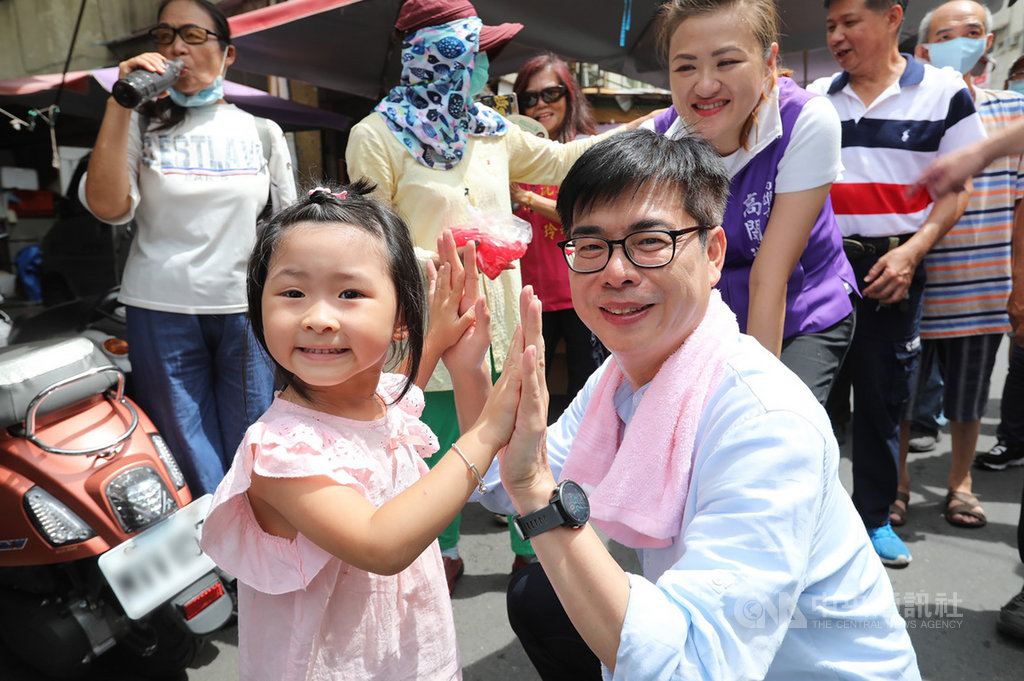 民進黨高雄市長補選參選人陳其邁(前右)8日在網路發文指出,最近聽到有人稱他「邁當勞叔叔」,是因為看他很辛苦,好像生下來就是勞碌命,但他甘之如飴,並表示一早秉持「邁當勞的精神」到市場拜票,爭取市民支持。(陳其邁競辦提供)中央社記者王淑芬傳真 109年7月8日