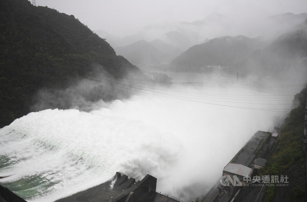 連日暴雨導致水位持續上漲,中國大陸浙江省杭州市新安江水庫(千島湖)8日9時開啟9孔閘門洩洪,這也是該水庫1959年建成以來首度全洩洪。圖為7日千島湖開啟洩洪。(中新社提供)中央社 109年7月8日