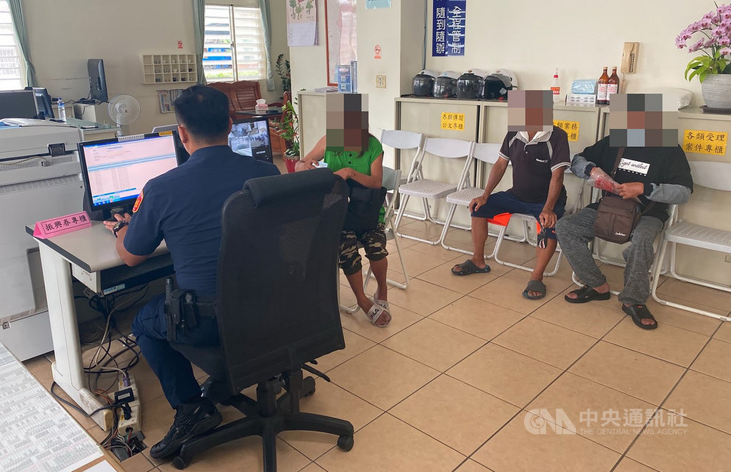 振興三倍券15日將上路,花蓮縣萬榮鄉目前安排基層警員協助偏遠部落預購及發放三倍券,鳳林警分局表示,首波預購共累積逾700件,領購時間自15日開跑,派出所、分駐所現場都設有領取動線,提供座椅及杯水供民眾使用。(鳳林警分局提供)中央社記者張祈花蓮傳真 109年7月8日