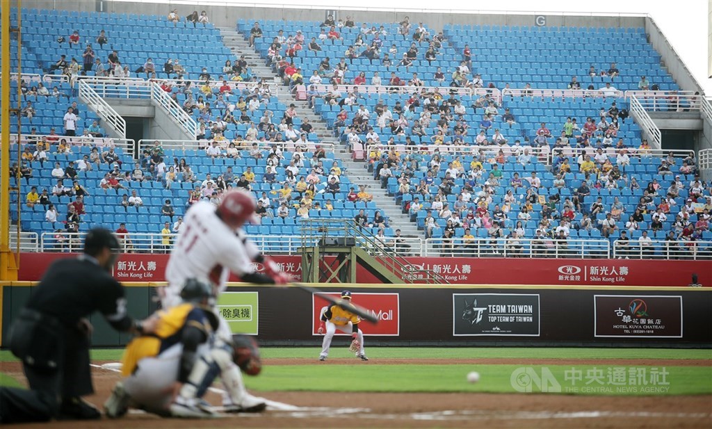 教育部體育署今天宣布將發行400萬份500元的「動滋券」,可用於運動場館、觀賞運動賽事和購買運動用品等。圖為民眾在桃園球場觀看中華職棒比賽。(中央社檔案照片)