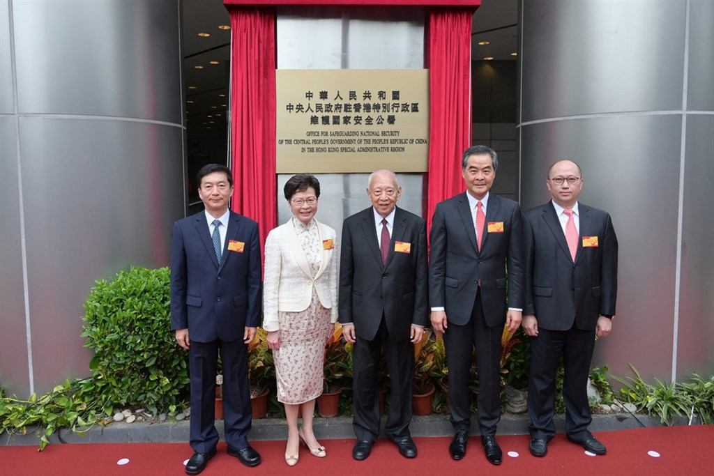 北京中央駐港國安公署8日上午掛牌開幕,駐港國安公署署長鄭雁雄(右)首度公開亮相,香港中聯辦主任駱惠寧(左起)、香港特首林鄭月娥、擔任全國政協副主席的香港前特首董建華和梁振英等人也出席。(圖取自香港政府新聞網網頁news.gov.hk)