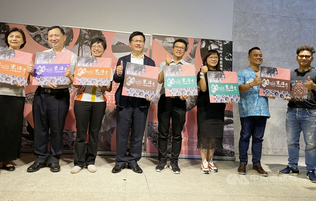 邁入第6屆的東海岸大地藝術節預計在8月4日開展,交通部長林佳龍(左4)8日出席記者會致詞表示,疫情期間大家都需要療癒,東海岸大地藝術節是最優質及最好的安心旅遊地點。中央社記者余曉涵攝 109年7月8日