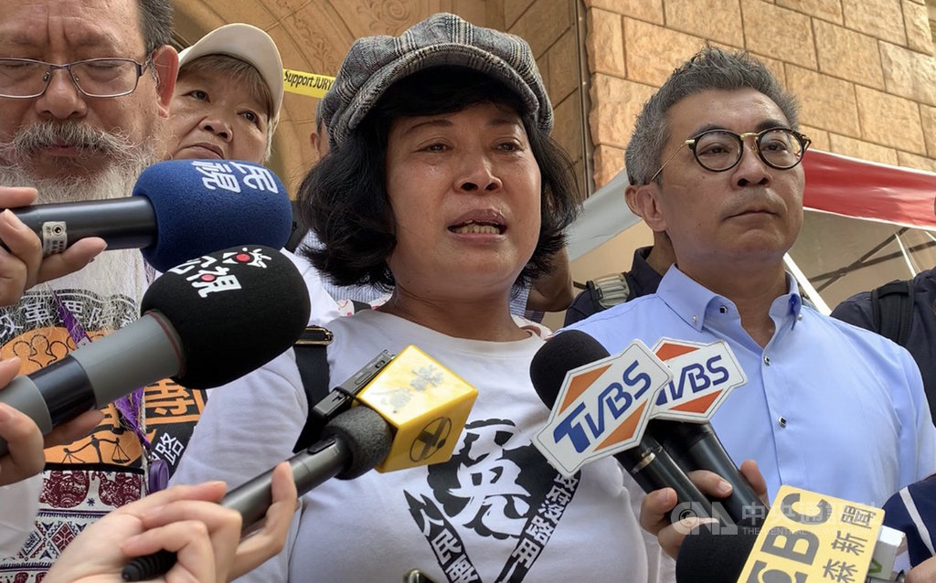 空軍中士蔡學良12年前靶場中彈身亡,家屬訴請國賠,法院判軍方賠新台幣148萬元確定後,蔡學良母親尤瑞敏以實彈鑑定聲請再審。高等法院8日認定不符再審要件且逾期,予以駁回。尤瑞敏(中)在庭外受訪時表示,無法接受判決。中央社實習記者戴瑜霈攝 109年7月8日