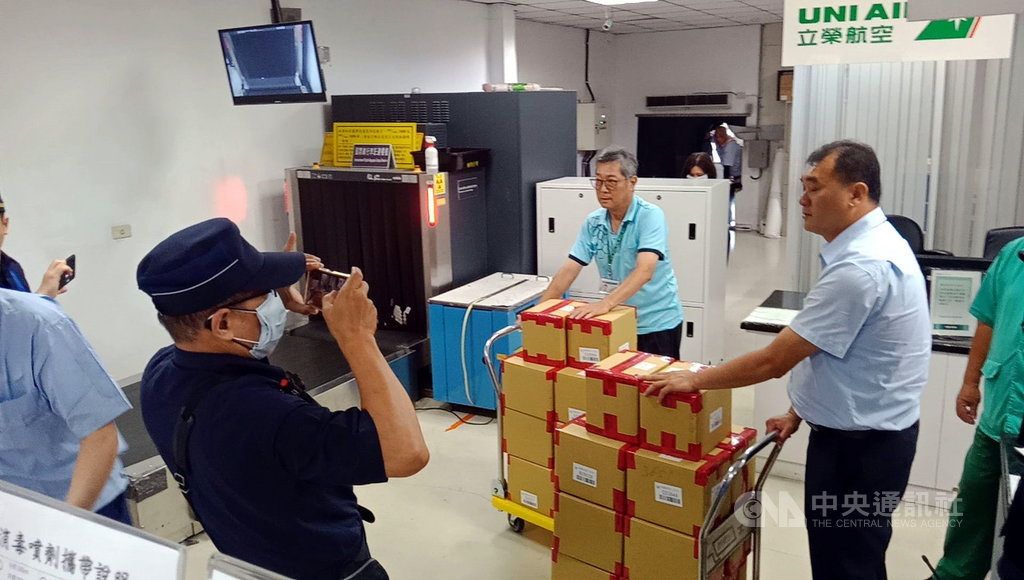 紙本三倍券7月15日起開放郵局臨櫃購買,8日清晨在台東警方嚴密戒備下被護送到蘭嶼、綠島。中央社記者盧太城台東攝 109年7月8日
