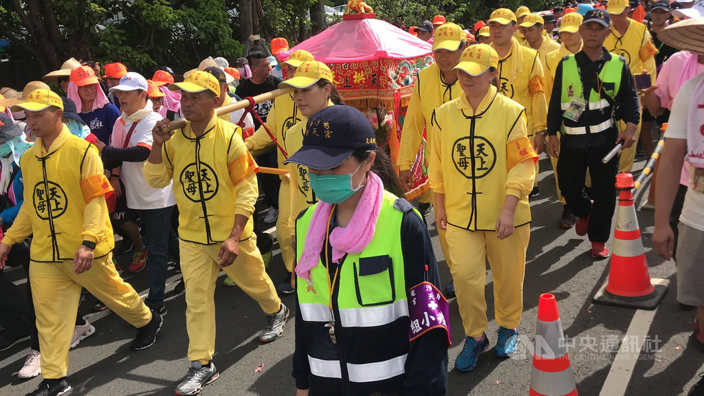 苗栗縣通霄鎮白沙屯拱天宮媽祖徒步進香,鑾轎8日上午抵達北港鎮,萬名香燈腳簇擁相陪。中央社記者姜宜菁攝 109年7月8日