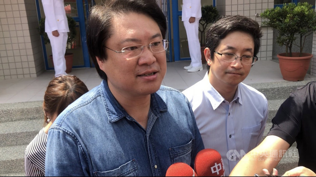 行政院長蘇貞昌宣布2年時間不分城鄉為全國中小學全面加裝冷氣。基隆市長林右昌(前左)8日表示,期盼中央經費充足、配套到位、計畫持續,不要造成地方政府財政負擔,在此前提下,市府樂觀其成,也會全力配合。中央社記者王朝鈺攝 109年7月8日