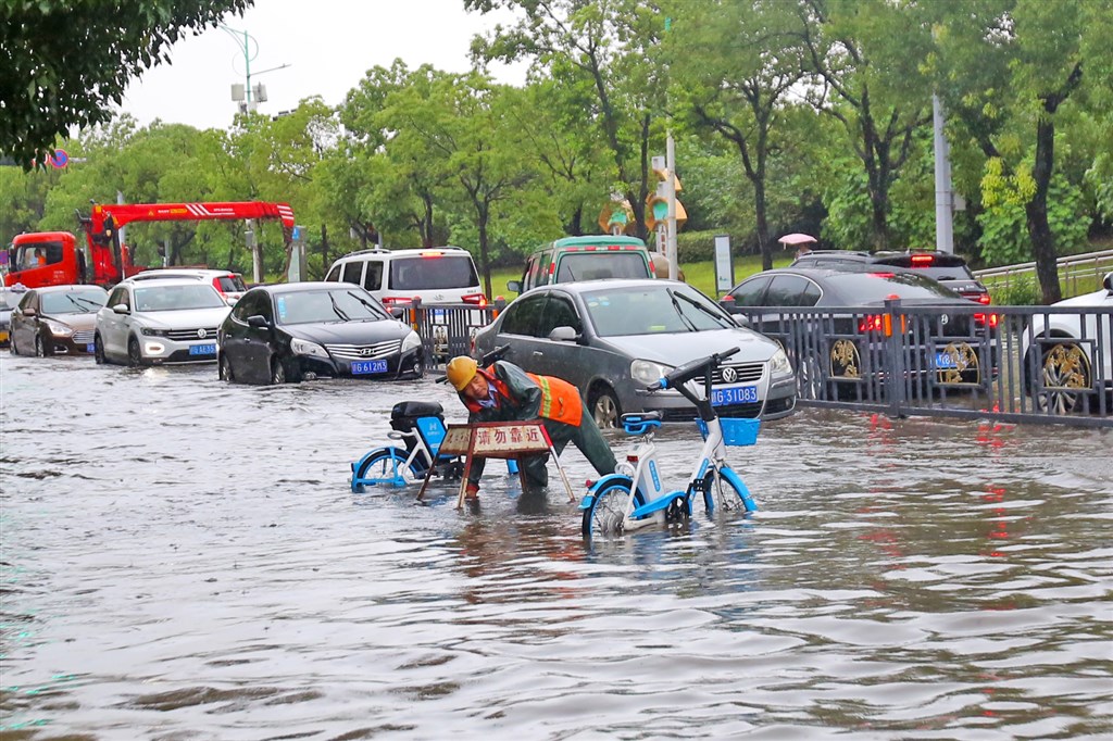 中國南方豪雨不斷,7日江西九江濱江路段積水嚴重。(中新社提供)