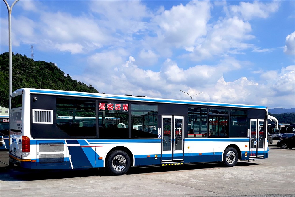 新北市吳姓女子7日帶著2名幼兒欲搭乘新店客運,不料大兒子上車後司機卻將車駛離,無視對方表示「媽媽沒上車」;該司機被懲處停駛3天,新北市交通局8日向業者開罰3萬元。(圖取自facebook.com/SinDianBus)