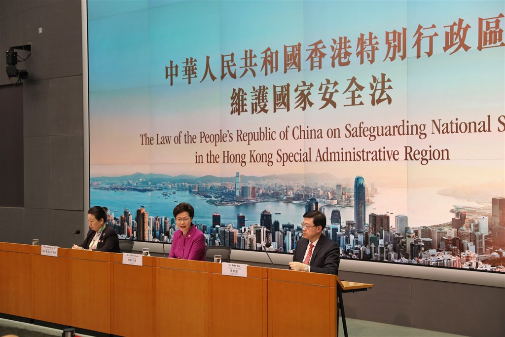 香港實施國安法,前中國外交官指出,港人是不滿中國干預才出走投奔自由;雖然中國可能會重複六四事件後的海外滲透伎倆,但效果將大不如前。圖為特首林鄭月娥(中)1日就香港國安法執行細節舉行記者會。(中新社提供)