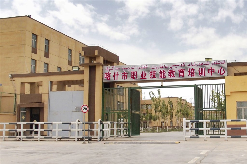 中國境外維吾爾族團體7日敦促國際刑事法院調查中國涉及種族滅絕和違反人道罪等罪行,並向國際刑事法院提交一大疊文件,作為中國侵害人權的證據。圖為中國新疆喀什市一處「職業技能教育培訓中心」。(檔案照片/共同社提供)
