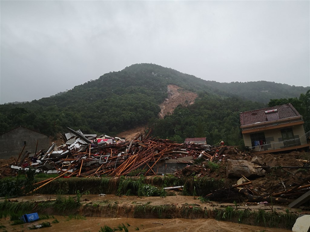 中國南方因暴雨災情不斷,湖北省黃梅縣村莊8日凌晨發生走山現象,導致5戶9人被埋。(中新社提供)