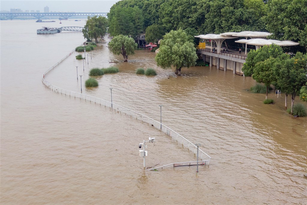 中國南方豪雨不斷,7日江蘇南京一處親水平台已被長江水淹沒。(中新社提供)