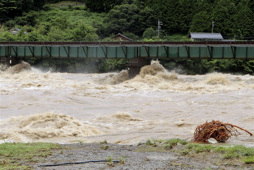 日本岐阜縣及長野縣因鋒面降下破紀錄雨量,造成飛驒川氾濫。(共同社提供)