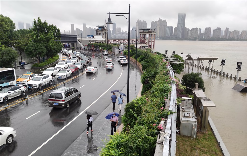 中國南方豪雨不斷,武漢長江水位上漲,7日堤防內外兩樣情。(中新社提供)