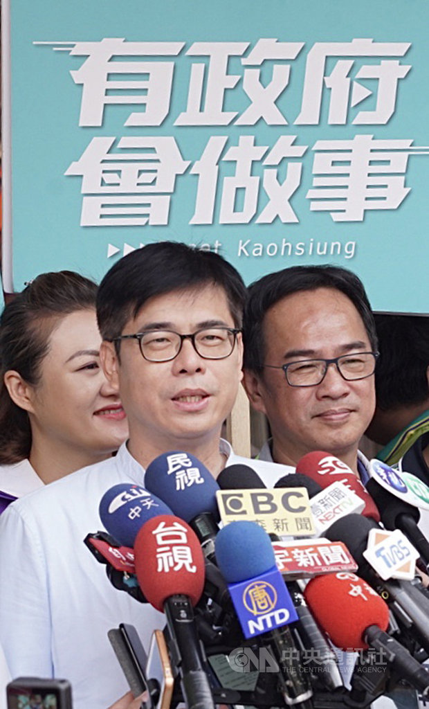 民進黨高雄市長補選參選人陳其邁(中)8日接受媒體聯訪時指出,國民黨高雄市長補選參選人李眉蓁有很多政策和主張都抄前高雄市長韓國瑜當時的政見及看法,她的競選團隊也有韓國瑜過去的部屬,呼籲李眉蓁準備選舉時還是要做自己。中央社記者董俊志攝 109年7月8日