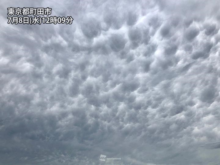 氣象新聞公司表示,日本關東地方上空8日出現的「怪雲」正式名稱叫「乳房雲」。(圖取自twitter.com/wni_jp)