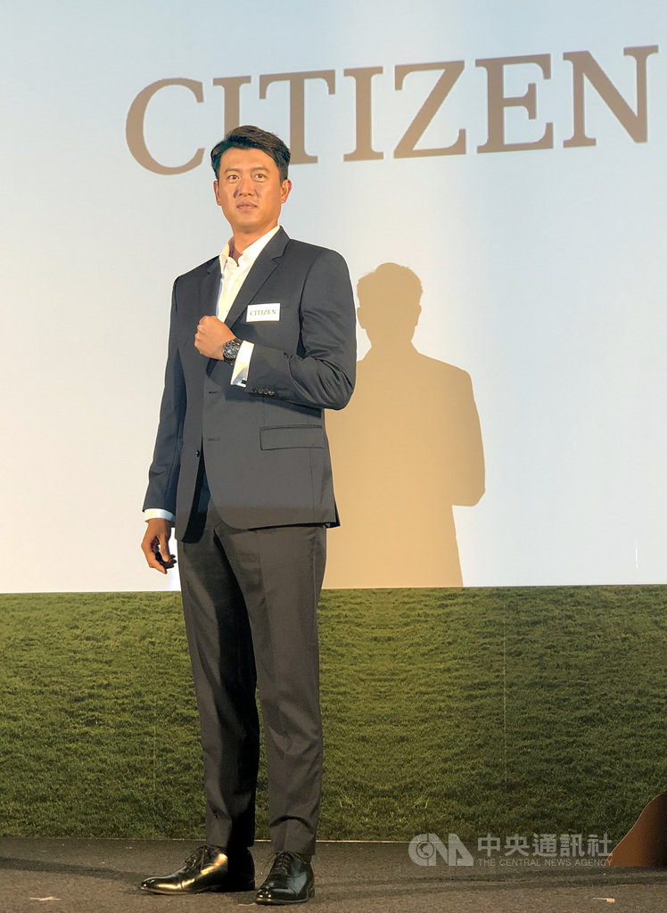 前旅美球星王建民8日出席知名手錶品牌代言活動,他表示自己從以前就有收藏手錶的習慣,目前收藏超過10支手錶,近期因擔任教練、協助投手訓練,碼表功能使用較多,台灣、美國兩邊跑,也會需要用到GPS對正時間功能。中央社記者謝靜雯攝 109年7月8日