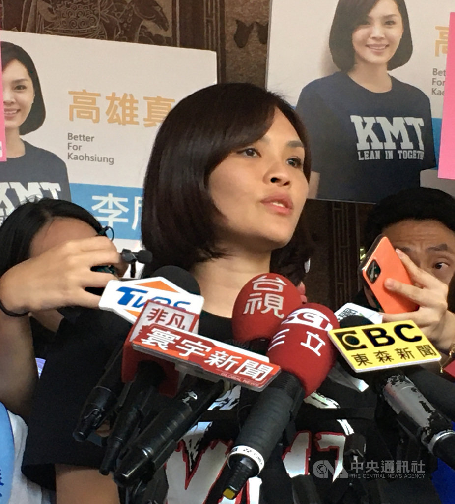 高雄市長補選參選人公辦電視政見會8月1日將登場,國民黨籍參選人李眉蓁(中)8日受訪表示,一定會參加政見發表會,讓大家知道她的理念和未來對高雄的建設藍圖。中央社記者陳朝福攝 109年7月8日