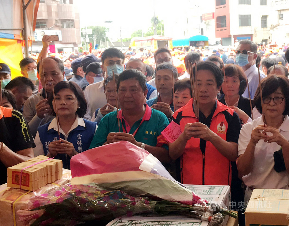 苗栗縣通霄鎮白沙屯拱天宮媽祖徒步進香,鑾轎8日上午抵達北港鎮,副總統賴清德(前右2)前往上香,祈求保佑台灣風調雨順,國泰民安。中央社記者姜宜菁攝 109年7月8日