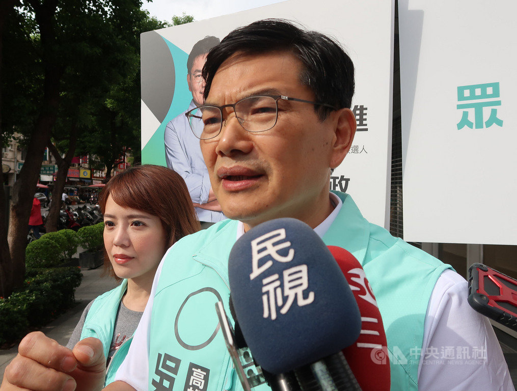 國民黨主席江啟臣說高雄市議長選舉,國民黨若沒有選贏,就不當主席了。民眾黨高雄市長補選參選人吳益政(右)9日上午到陽明市場拜票時受訪表示,不曉得江啟臣根據什麼,認為「江啟臣博(賭)很大」。中央社記者王淑芬攝 109年7月9日