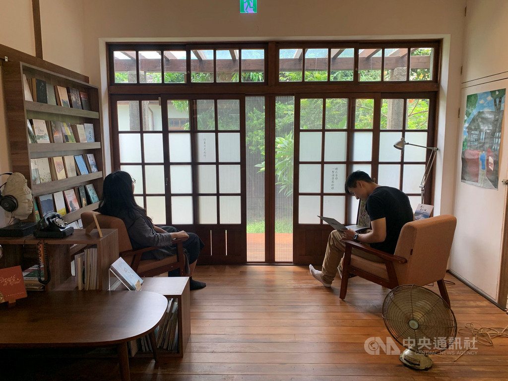 搶攻武漢肺炎後疫情解封期的國內旅遊,屏東縣政府將縣內旅遊以6種顏色主題包裝。圖為屏東市眷村勝利星村裡的獨立書店永勝5號,以橙色與粉色主題包裝。(永勝5號提供)中央社記者郭芷瑄傳真 109年7月9日
