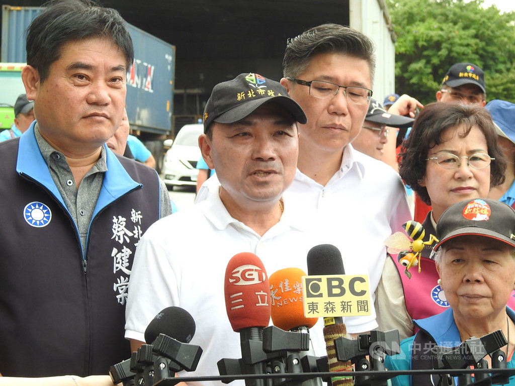 台北、新北市交通局長8日就YouBike升級問題進行研商,初步確定在兩市交界設1.0和2.0的系統轉換站。新北市長侯友宜(左2)9日接受媒體聯訪時表示,希望雙北互相體諒跟包容,攜手共創雙贏。中央社記者王鴻國攝 109年7月9日