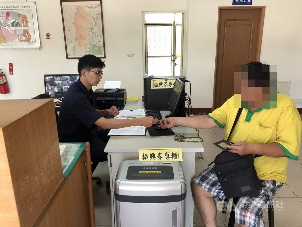 花蓮鳳林警分局共有3處派出所、分駐所協助偏遠5村落辦理振興三倍券預購,其中紅葉派出所一名男子預購時被員警發現有案在身,男子錯愕稱不知情,願意配合調查。圖為偏鄉派出所協助民眾申辦狀況。(鳳林警分局提供)中央社記者張祈傳真 109年7月9日