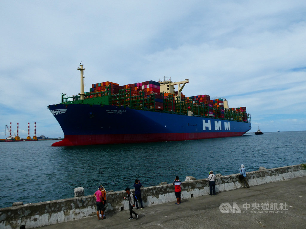 巴拿馬籍「韓遠格但斯克」貨櫃輪(M/V HMM GDANSK)是全球最大貨櫃船,9日上午7時首航高雄港,並停靠在高雄港第六貨櫃中心碼頭。(台灣港務公司提供)中央社記者王淑芬傳真 109年7月9日
