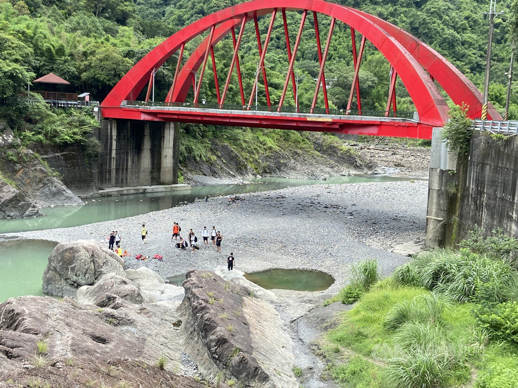 新北市一群學生9日在烏來區紅河谷戲水時,其中一名男高職學生溺水,消防人員救起時已無生命跡象,緊急送醫搶救,事故原因有待釐清。(民眾提供)中央社記者黃旭昇新北傳真 109年7月9日